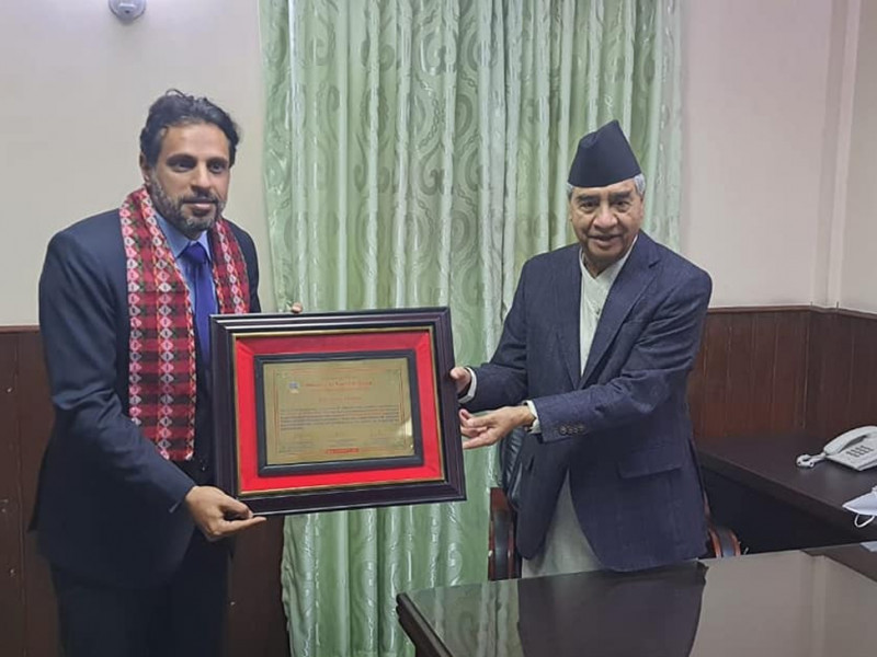फुटबल प्रशिक्षक अलमुताइरी नगदसहित सम्मानित